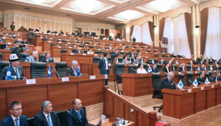 15 октября 2015 года: Фоторепортаж с закрытия последней сессии V созыва Жогорку Кенеша 