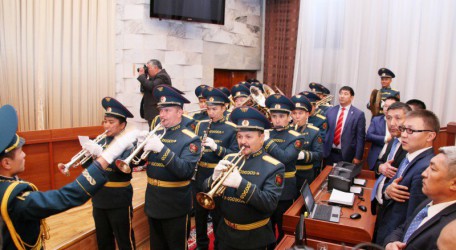 15 октября 2015 года: Фоторепортаж с закрытия последней сессии V созыва Жогорку Кенеша 