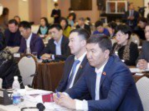 Депутаты Жогорку Кенеша принимают участие в работе трехдневного семинара по вопросам парламентаризма и парламентского права