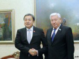 Торага Жогорку Кенеша КР А.Жээнбеков встретился с председателем Мажилиса Парламента Казахстана К.Джакуповым