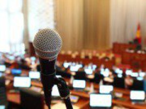 В парламенте Кыргызстана создадут специальную комиссию по оптимизации и сокращению расходов Жогорку Кенеша
