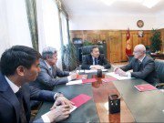 Спикер Жогорку Кенеша Асылбек Жээнбеков и глава центра ОБСЕ в Бишкеке Сергей Капинос Спикер Жогорку Кенеша Асылбек Жээнбеков и глава центра ОБСЕ в Бишкеке Сергей Капинос