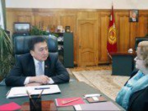 Торага Жогорку Кенеша Асылбек Жээнбеков принял посла США в Кыргызстане Шейлу Гуолтни
