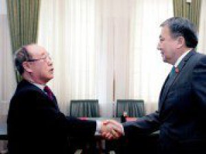 Торага Жогорку Кенеша Асылбек Жээнбеков принял президента Азиатского совета по спортивной борьбе Чанг-Кью Кима