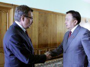 Торага Жогорку Кенеша Асылбек Жээнбеков принял Постоянного координатора системы ООН в Кыргызстане А.Аванесова и Чрезвычайного и Полномочного Посла Швейцарии в Кыргызстане Р.Холенштайна Торага Жогорку Кенеша Асылбек Жээнбеков принял Постоянного координатора системы ООН в Кыргызстане А.Аванесова и Чрезвычайного и Полномочного Посла Швейцарии в Кыргызстане Р.Холенштайна