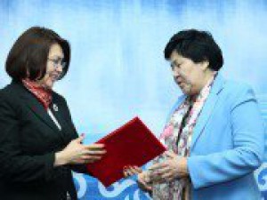 Заместитель Торага ЖК А.Омурбекова вручила Почетные грамоты Жогорку Кенеша, МПА СНГ, ПА ОДКБ, Почетные знаки МПА СНГ и Ордены «Содружество» МПА СНГ