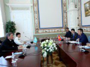 Торага Жогорку Кенеша Чыныбай Турсунбеков встретился с Председателем Мажилиса Парламента Республики Казахстан Бактыкожа Измухамбетовым