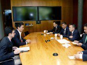 Торага Чыныбай Турсунбеков встретился с членом управляющего Совета Всемирного экономического форума, Главой Центра региональных стратегий Филиппом Рёслером Торага Чыныбай Турсунбеков встретился с членом управляющего Совета Всемирного экономического форума, Главой Центра региональных стратегий Филиппом Рёслером