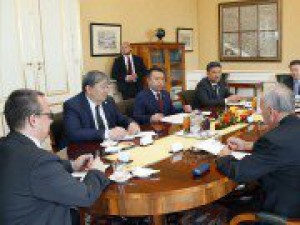 Торага Жогорку Кенеша Чыныбай Турсунбеков встретился с министром экономики Венгрии Михайом Варга