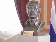 Бюст Суймонкула Чокморова установили в вузе Санкт-Петербурга, где учился художник  