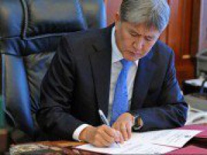 А.Атамбаев подписал закон, предусматривающий использование биометрики на выборах депутатов в местные кенеши