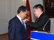 Заместитель Генерального секретаря Совета МПА СНГ —  полномочный представитель Жогорку Кенеша КР Н.Сатвалдиев наградил сотрудников Аппарата парламента КР