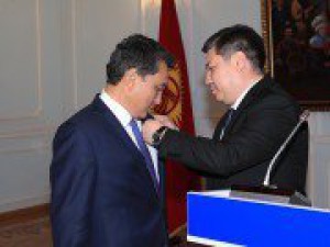 Заместитель Генерального секретаря Совета МПА СНГ —  полномочный представитель Жогорку Кенеша КР Н.Сатвалдиев наградил сотрудников Аппарата парламента КР