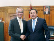 Торага Жогорку Кенеша КР А.Жээнбеков принял Чрезвычайного и Полномочного Посла Швейцарии в Кыргызстане Рене Холенштайна Торага Жогорку Кенеша КР А.Жээнбеков принял Чрезвычайного и Полномочного Посла Швейцарии в Кыргызстане Рене Холенштайна