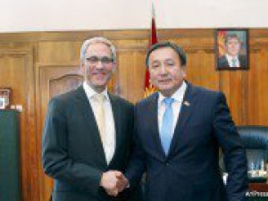 Торага Жогорку Кенеша КР А.Жээнбеков принял Чрезвычайного и Полномочного Посла Швейцарии в Кыргызстане Рене Холенштайна