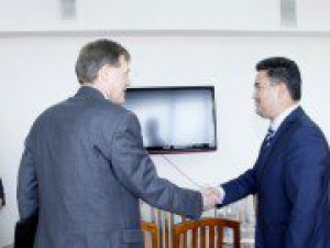 Председатель комитета Жогорку Кенеша А. Баатырбеков встретился с директором USAID Майклом Гриином