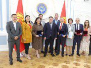 Торага Жогорку Кенеша Талант Мамытов вручил награды МПА СНГ