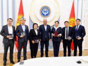 Торага Нурланбек Шакиев вручил награды МПА СНГ депутатам Жогорку Кенеша