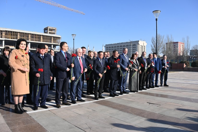 Парламентарии стран Содружества возложили цветы к Мемориалу Победы в Бишкеке Парламентарии стран Содружества возложили цветы к Мемориалу Победы в Бишкеке
