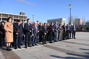 Парламентарии стран Содружества возложили цветы к Мемориалу Победы в Бишкеке