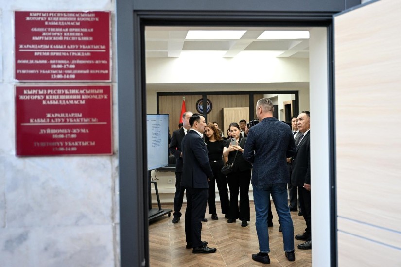 В Жогорку Кенеше продемонстрировали систему на основе ИИ для обработки обращений граждан