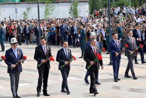 Президент Садыр Жапаров и Торага Жогорку Кенеша Марлен Маматалиев приняли участие в торжественном мероприятии, посвященном Дню Победы